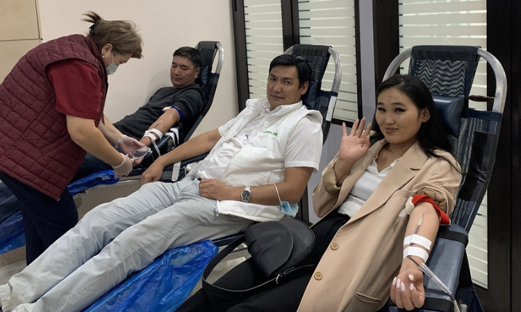 Твори добро: Сотрудники «Айыл Банка» пополнили запасы донорской крови