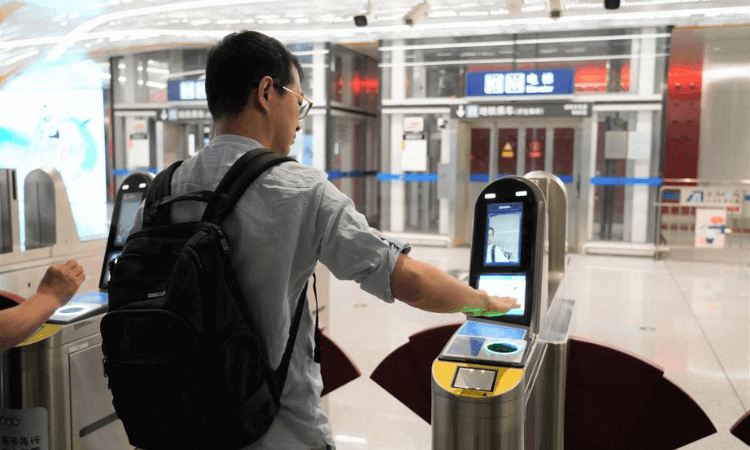 В метро Пекина вместо QR-кода можно оплатить ладонью