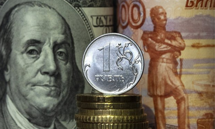 Курс доллара поднялся выше ста рублей