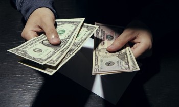 Иссык-Кульским управлением НБ КР оштрафован еще один меняла